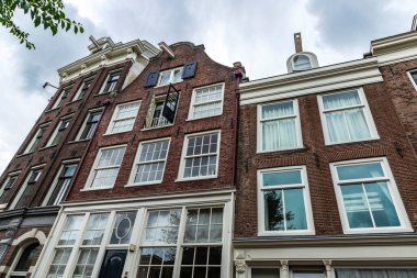 Hollanda 'nın Amsterdam kentindeki eski geleneksel eğimli evler cephesi