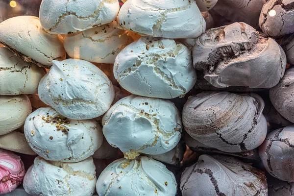 Weergave Van Een Snoepwinkel Met Een Groot Assortiment Meringue Cakes — Stockfoto