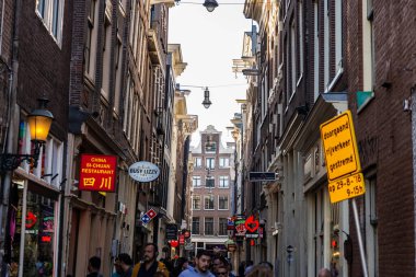 Amsterdam, Hollanda - 7 Eylül 2018: Hollanda 'nın eski Amsterdam kentinde bar ve restoranları olan alışveriş caddesi