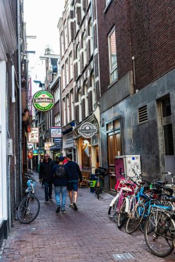 Amsterdam, Hollanda - 7 Eylül 2018: Barlı, restoranlı ve Hollanda 'nın eski kentinde yaşayan insanlar