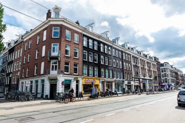 Amsterdam, Hollanda - 8 Eylül 2018: Hollanda 'nın eski Amsterdam kentinde insanlarla alışveriş caddesi