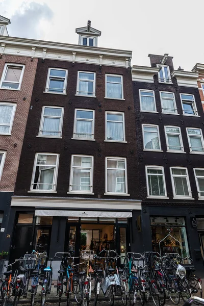 Amsterdam September 2018 Straat Met Geparkeerde Fietsen Een Lois Winkel — Stockfoto
