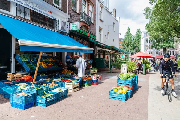 Amsterdam Países Bajos Septiembre 2018 Vendedor Una Tienda Frutas Verduras — Foto de Stock