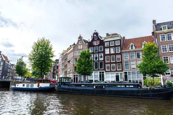 Amsterdam Holandia Września 2018 Stare Tradycyjne Domy Mieszkalne Położone Wzdłuż — Zdjęcie stockowe