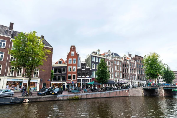 Amsterdam Holandia Września 2018 Stare Tradycyjne Domy Przy Kanale Ludźmi — Zdjęcie stockowe