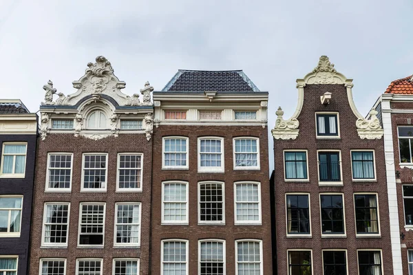Gebouw Van Oude Traditionele Scheve Huizen Oude Binnenstad Van Amsterdam — Stockfoto