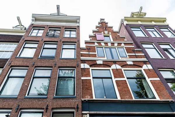 Fachada Antiguas Casas Inclinadas Tradicionales Casco Antiguo Amsterdam Países Bajos — Foto de Stock