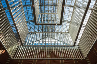 Amsterdam, Hollanda - 9 Eylül 2018: Hollanda 'nın Amsterdam kentindeki Rijksmuseum (Ulusal Müze) avlusunun asılı yapısıyla tavan