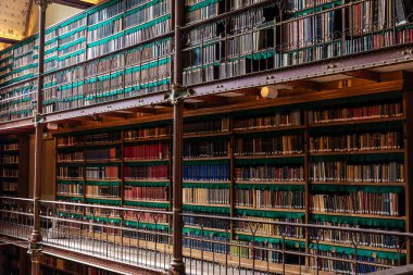 Amsterdam, Hollanda - 9 Eylül 2018: Amsterdam, Hollanda 'daki Rijksmuseum' da eski kitaplarla kütüphane