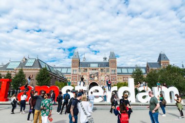 Amsterdam, Hollanda - 9 Eylül 2018: I Amsterdam 'ın Müze Meydanı ve Hollanda' daki Rijksmuseum (Ulusal Müze) çevresindeki insanlarla dolu büyük maddi işareti