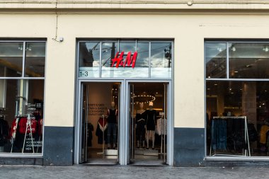 Amsterdam, Hollanda - 9 Eylül 2018: Hollanda 'nın merkezinde bir HM giyim mağazası cephesi