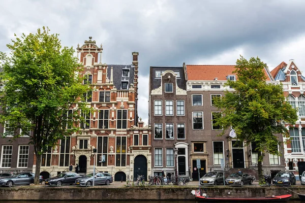 Amsterdam Holandia Września 2018 Stare Tradycyjne Domy Przy Kanale Ludźmi — Zdjęcie stockowe