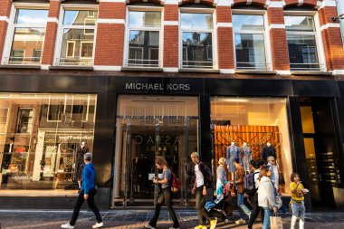 Amsterdam, Hollanda - 9 Eylül 2018: Amsterdam, Hollanda 'nın merkezinde insanların bulunduğu bir Michael Kors giyim mağazasının cephesi