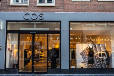 Amsterdam, Hollanda - 9 Eylül 2018: Hollanda, Amsterdam 'da bir COS giyim mağazasının cephesi