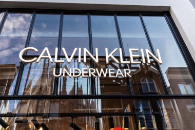 Amsterdam, Hollanda - 9 Eylül 2018: Amsterdam, Hollanda 'da bir Calvin Klein iç çamaşırı mağazasının cephesi