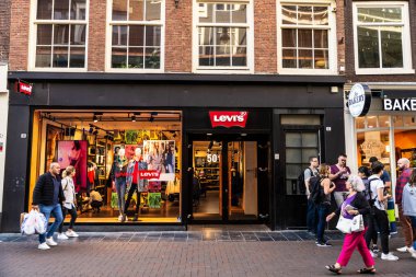 Amsterdam, Hollanda - 9 Eylül 2018: Amsterdam, Hollanda 'nın merkezinde insanların bulunduğu bir Levis giyim mağazasının cephesi