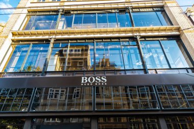 Amsterdam, Hollanda - 9 Eylül 2018: Amsterdam, Hollanda 'da bir Hugo Boss giyim mağazasının cephesi