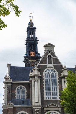 Hollanda, Amsterdam 'ın merkezinde yer alan Westerkerk (Batı) kilisesinin cephe ve çan kulesi
