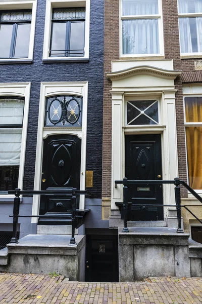 荷兰阿姆斯特丹老城传统倾斜房屋的经典大门 — 图库照片