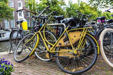 Amsterdam, Hollanda - 8 Eylül 2018: Amsterdam, Hollanda 'da bir sokağa park edilmiş eski paslı antika bisiklet