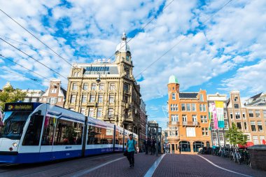 Amsterdam, Hollanda - 9 Eylül 2018: Tramvay turu ve Hollanda 'nın eski tarihi merkezinde yürüyen insanlar