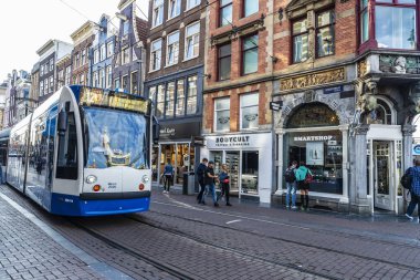 Amsterdam, Hollanda - 9 Eylül 2018: Tramvay turu ve Hollanda 'nın eski tarihi merkezinde yürüyen insanlar
