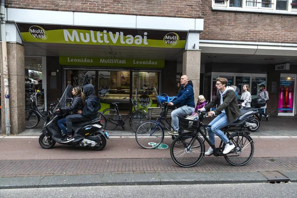 Amsterdam Países Bajos Septiembre 2018 Calle Con Personas Bicicleta Moto —  Fotos de Stock