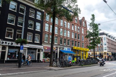 Amsterdam, Hollanda - 8 Eylül 2018: Hollanda 'nın eski Amsterdam kentinde insanlarla alışveriş caddesi