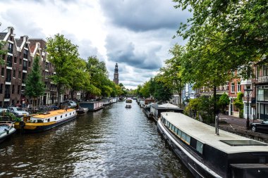 Amsterdam, Hollanda - 8 Eylül 2018: Hollanda, Amsterdam 'da bir kanal boyunca demirlemiş tekneler ve gemiler