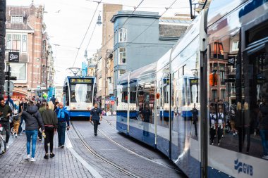 Amsterdam, Hollanda - 9 Eylül 2018: İki tramvay turu ve Leidsestraat Caddesi, Amsterdam, Hollanda