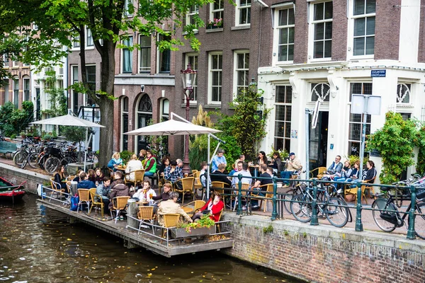 Амстердам Нидерланды Сентября 2018 Года Люди Плавающей Террасе Бара Пьют — стоковое фото