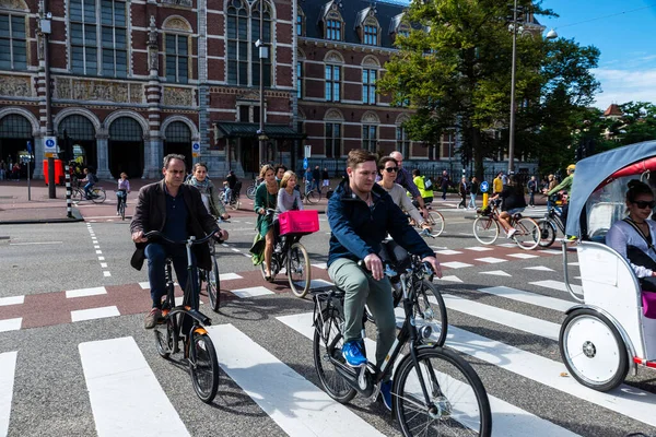 Ámsterdam Países Bajos Septiembre 2018 Calle Con Gente Bicicleta Casco —  Fotos de Stock
