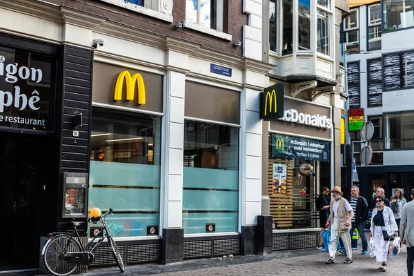 Amsterdam Holandia Września 2018 Fasada Restauracji Mcdonalds Ludźmi Centrum Amsterdamu — Zdjęcie stockowe