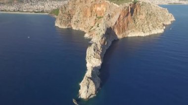 Gemi yarımadanın önünden geçiyor.