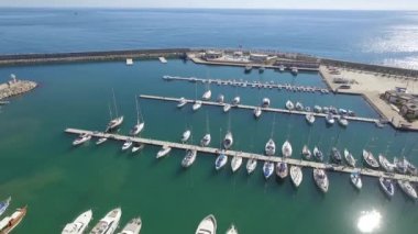 Gemiler marinada bekliyor.