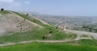 Karakus Tumulus (Anıt Mezar). Tumulus inşaatı, Commagene Kraliyet Ailesi 'nin bir anıt mezarıdır..