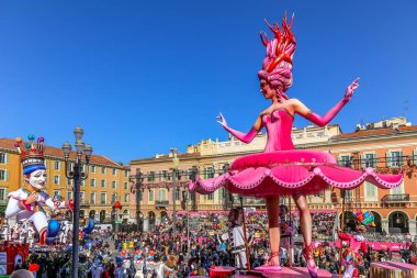Nice, Cote d 'Azur, Fransa - 24 Şubat 2019: Carnaval de Nice, Bu yılın teması Sinemanın Kralı - Parlak pembe balerin ve Karnaval Kralı