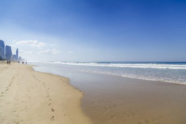 Kumsalda sakin bir gün. Kumsalda ayak izleri yükseğe çıkıyor..