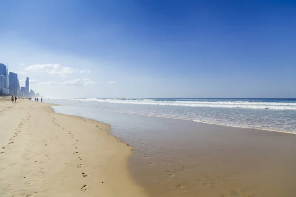 Kumsalda sakin bir gün. Kumsalda ayak izleri yükseğe çıkıyor..