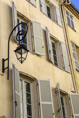 Geleneksel pencere panjurları ve demir lamba armatürü - Avrupa 'da aşağıdan açılan pencerelere bakmak