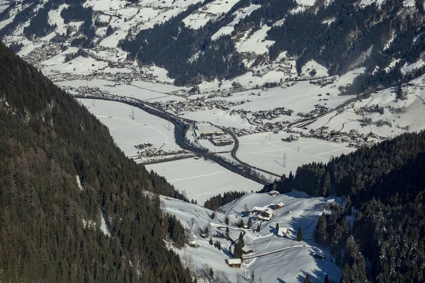 Aşağısı beyaz karla kaplıydı Çam ağaçları her yerdeydi