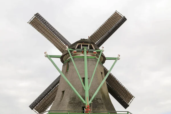 Vue Arrière Moulin Vent Montrant Structure Équilibre Avec Ciel Nuageux — Photo