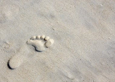 Sahnenin bir köşesinden yürüyen kumdaki ayak izleri, kumdaki hava kabarcığı izleri.