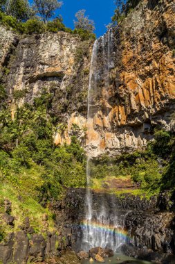Küçük bir şelale aşağıdaki kayalıklarda izole bir şelale oluşturur.