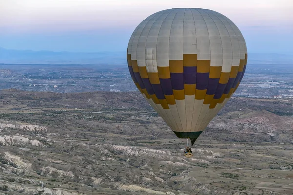 Gran Globo Aerostático Volando Por Encima Los Valles Capadocia Turquía —  Fotos de Stock