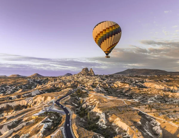 Yalnız bir sıcak hava balonu şehrin üstünde gökyüzünde ve Nevsehir 'de yollar üzerinde yüzer.