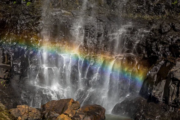 Pequeno Arco Íris Colorido Enche Uma Pequena Cachoeira Cheia Rocha — Fotografia de Stock