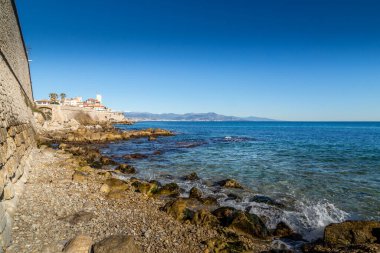 Antibes 'te kışları açık mavi gökyüzü ve okyanus. Şehre ve uzaktaki güzel Fransa' ya bakıyorum.