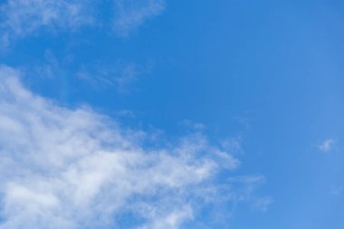 Işık bulutları ve negatif boşluklu parlak mavi gökyüzü