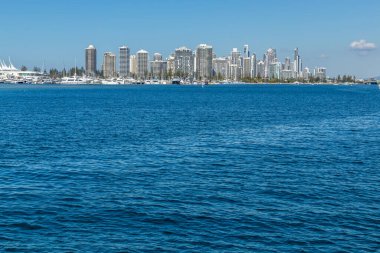 Sörfçülerin cennetine doğru sakin bir okyanus manzarası